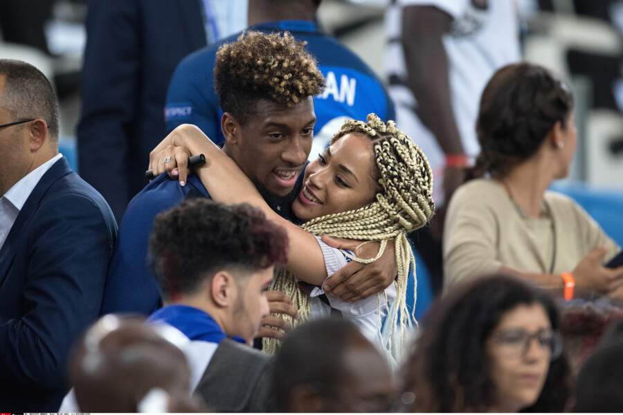 Euro Les Bleus Et Leurs Compagnes En Tribunes Pour France