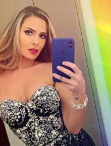 PHOTO Clara Morgane Pour Un Selfie Au Naturel Elle Tombe Le Haut Et En Montre Trop Voici