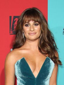 Photos Lea Michele Glee Exhibe Un Impressionnant Side Boob Sur Tapis