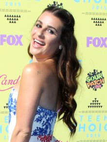 Photos Lea Michele Glee Exhibe Un Impressionnant Side Boob Sur Tapis