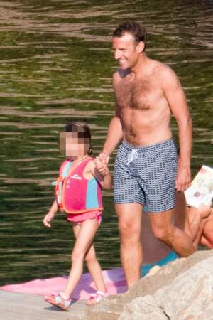 Emmanuel et Brigitte Macron à la plage leurs vacances canon Voici