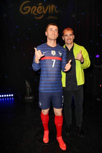 Antoine Griezmann Avec Sa Femme Et Sa M Re Pour D Couvrir Sa Statue De