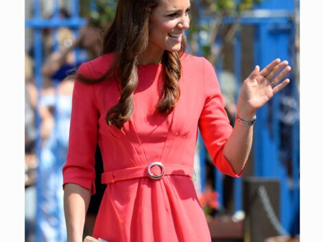 Kate Middleton élégante et estivale pour rendre visite à des petits Anglais