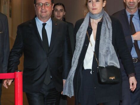 Julie Gayet et François Hollande de plus en plus complices devant les photographes lors d’une première