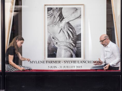 Rare apparition de Mylène Farmer lors d’un vernissage parisien