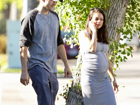 Mila Kunis met en valeur son baby bump dans une robe moulante