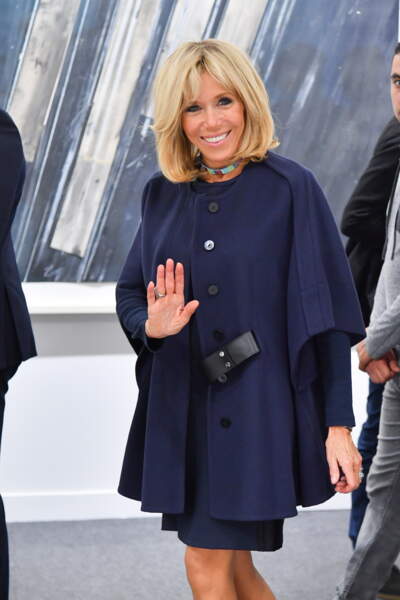 Brigitte Macron Ultra Chic En Mini robe Bleu Nuit Pour L ouverture De brigitte-macron-ultra-chic-en-mini-robe-bleu-nuit-pour-l-ouverture-de