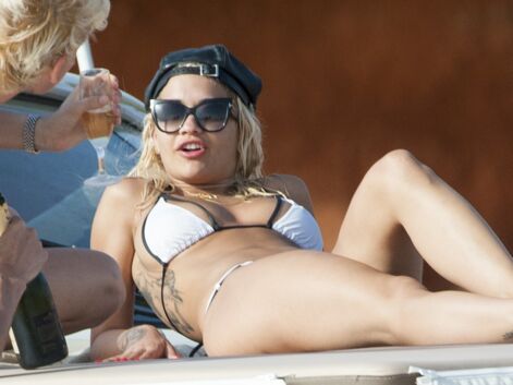 Rita Ora : torride en bikini blanc, la chanteuse s’éclate à Ibiza