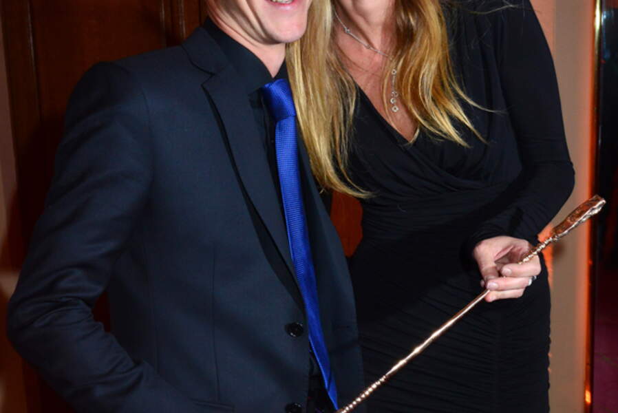 sophie-thalmann-pose-avec-sa-fille-et-son-mari-christophe-soumillon-voici