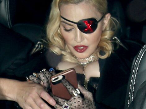 VOICI - Madonna en body et collants résille : elle dévoile un décolleté pigeonnant