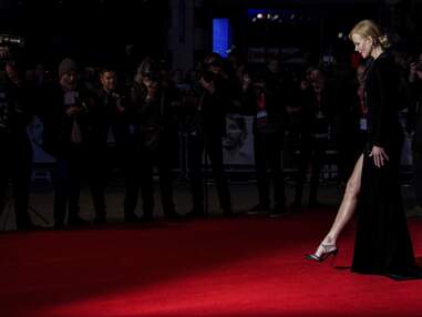 Très sexy, Nicole Kidman galère avec sa robe TRÈS fendue