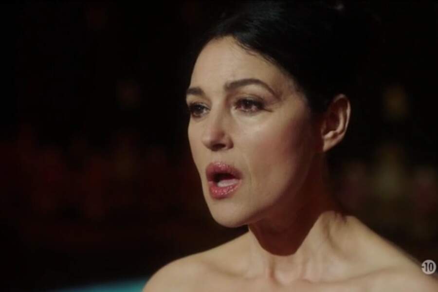 Monica Bellucci seins nus elle s offre une scène de sexe torride dans la série Mozart in the