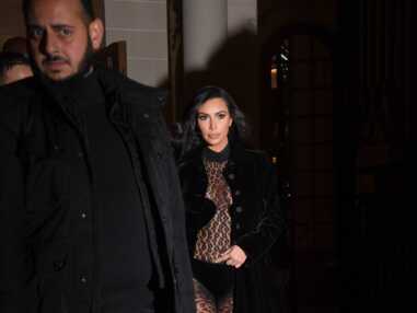 VOICI - Kim Kardashian sexy en tenue léopard transparente dans les rues de Paris