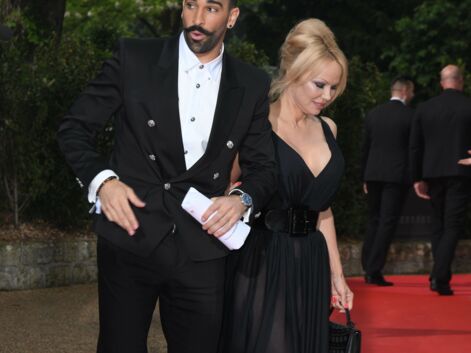 Pamela Anderson sexy en robe transparente, elle se montre très câline avec son chéri Adil Rami