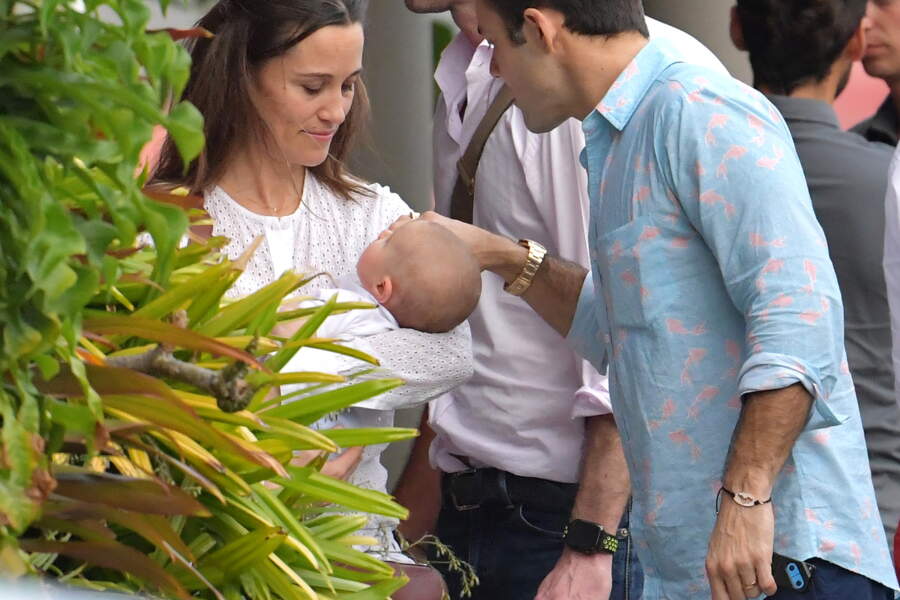 VOICI Pippa Middleton en vacances en famille découvrez le visage (CRAQUANT) de son bébé