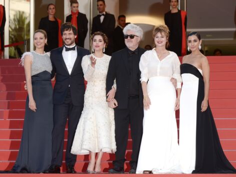 Festival de Cannes 2016 - Montée des marches de Julieta de Pedro Almodóvar : Frédérique Bel en robe transparente, Adriana Lima sexy