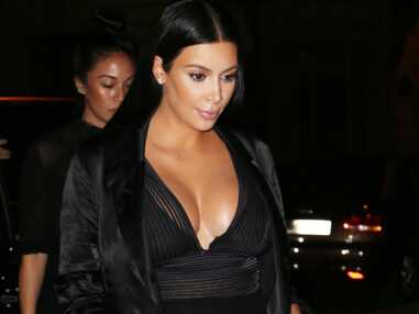 Kim Kardashian et son impressionnant décolleté à Paris