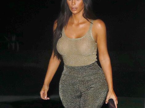 Kim Kardashian topless sous un top doré et transparent, elle en montre beaucoup