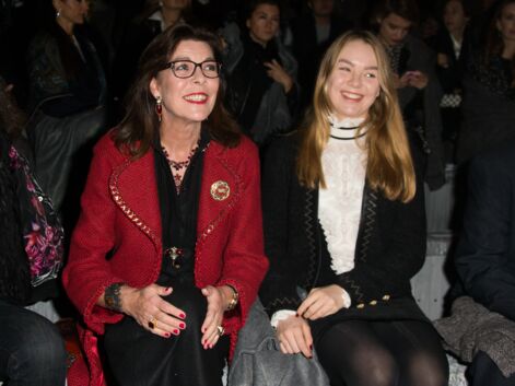 Caroline de Monaco et sa fille Alexandra complices au défilé Chanel Métiers d’Art
