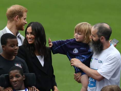 VOICI - Meghan Markle se fait caresser les cheveux par un enfant, le Prince Harry réagit