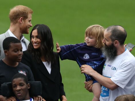 VOICI - Meghan Markle se fait caresser les cheveux par un enfant, le Prince Harry réagit