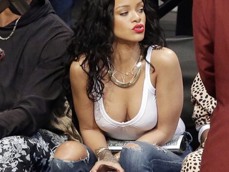 Rihanna et son décolleté font le show lors d’un match de basket