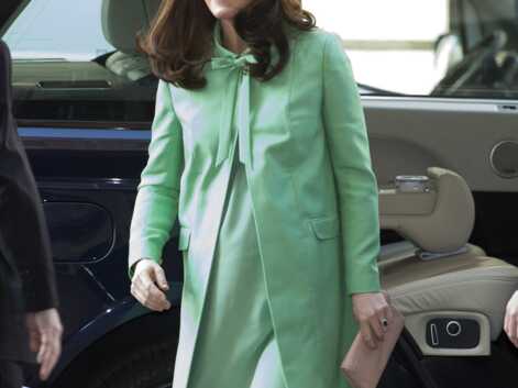 VOICI - PHOTOS Kate Middleton enceinte, en robe vert d'eau, fait une apparition surprise à Londres, le 21 mars