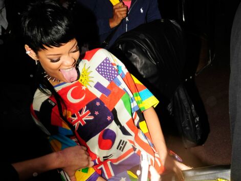 Rihanna s'amuse avec son garde du corps et un sac-zizi