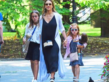Jessica Alba enceinte avec ses filles à New York