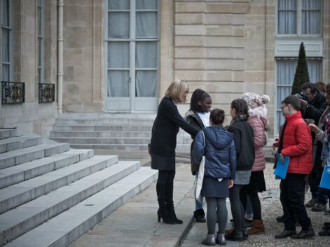 Brigitte Macron accueille des enfants à l'Elysée