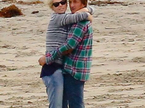 Sean Penn et Charlize Theron in love à la plage avec Jackson