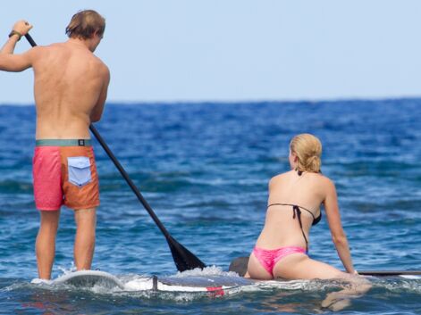 Ireland Baldwin s'essaie au paddle avec son compagnon Slater Trout à Hawaii