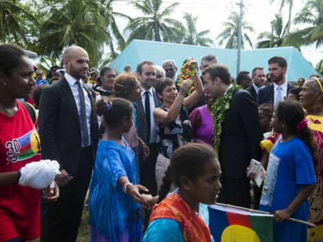 Emmanuel Macron pose avec une couronne de fleurs sur la tête, en visite en Nouvelle-Calédonie