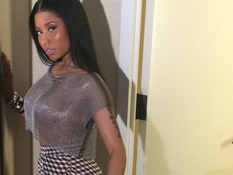 Nicki Minaj dévoile ses seins sous un top transparent