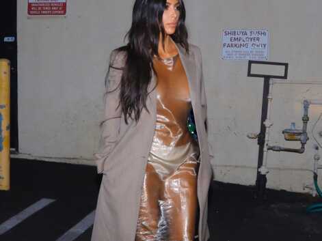 Kim Kardashian va au resto en culotte et seins nus sous sa robe transparente