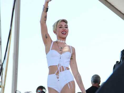 Miley Cyrus montre ses fesses au public lors d’un concert