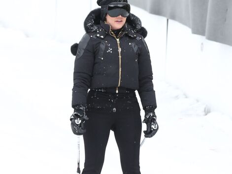 PHOTOS Les Kardashian au ski : Khloé n’arrive pas à fermer son pantalon
