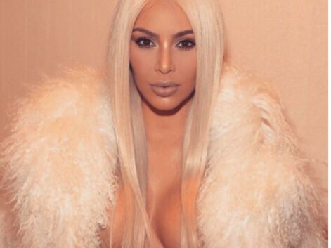 Kim Kardashian de nouveau blonde !