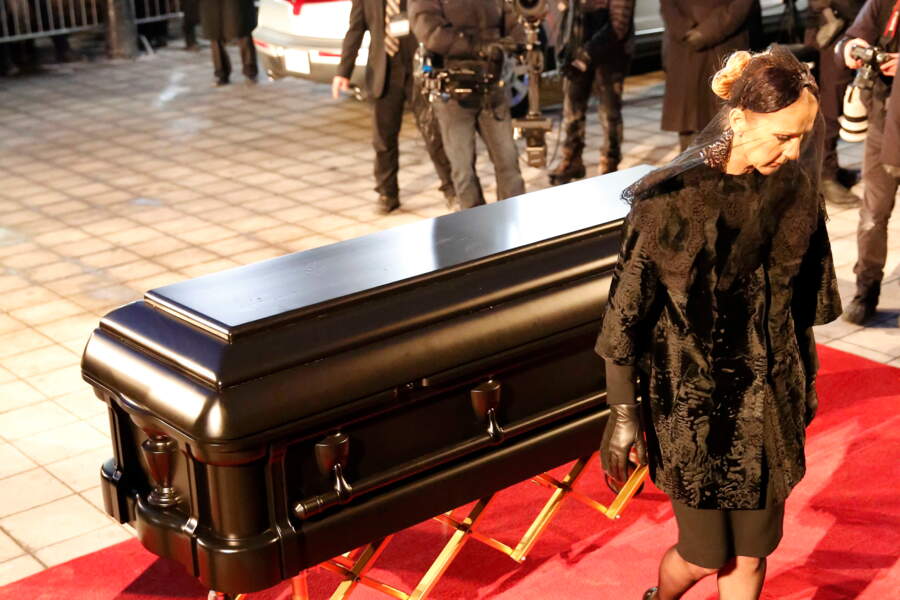 Céline Dion entourée de ses enfants pour les funérailles bouleversantes de René Angelil Voici