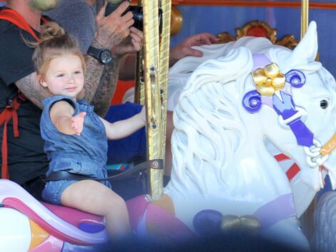 DIAPO Harper Beckham s’éclate à Disneyland avec ses parents et ses frères