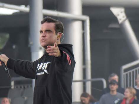 Attentat de Manchester : Robbie Williams émeut le public durant le concert hommage