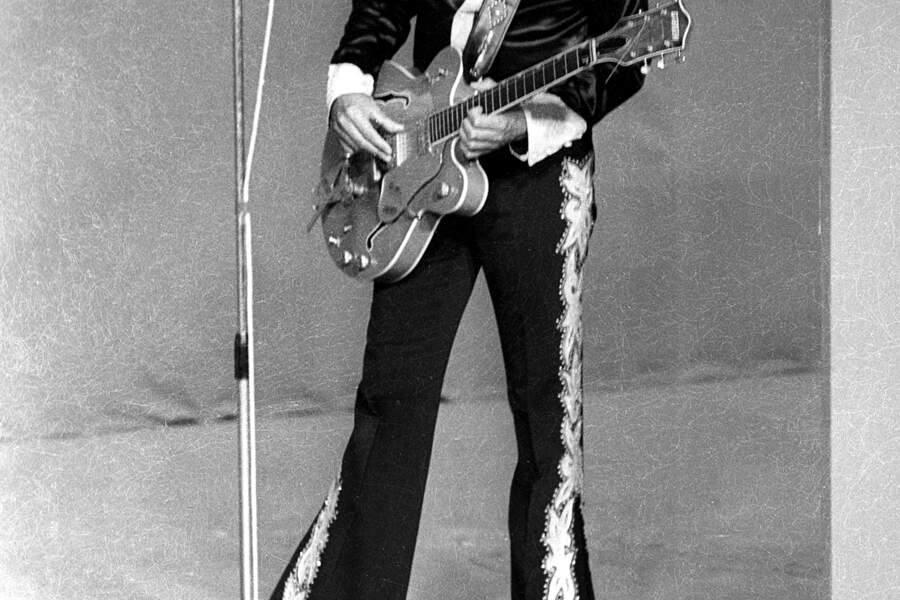 Johnny Hallyday Retour Sur Ses 40 Tenues De Sc ne Les Plus Mythiques johnny-hallyday-retour-sur-ses-40-tenues-de-sc-ne-les-plus-mythiques