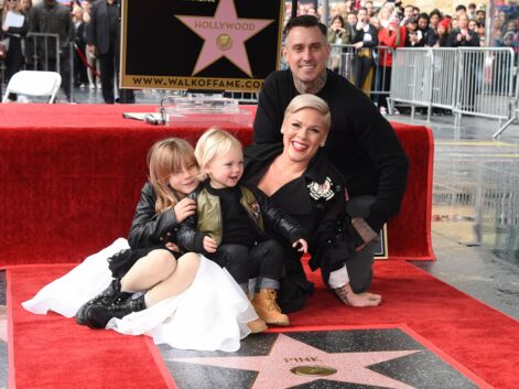 PHOTOS Pink prend la pose avec ses deux enfants pour inaugurer son étoile d’Hollywood Boulevard