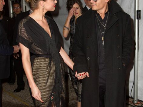 Amber Heard, main dans la main avec Johnny Depp, affiche sa bague de fiançailles