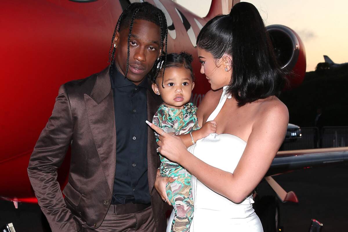 Voici Kylie Jenner Et Travis Scott Le Premier Tapis Rouge De Leur Fille Stormi 18 Mois Voici 