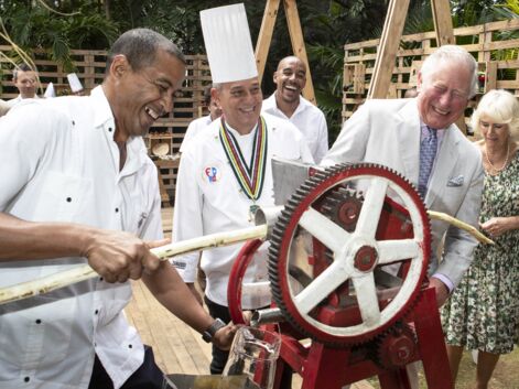 VOICI - Le prince Charles et Camilla Parker Bowles se font des mojitos à Cuba