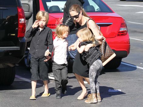 Angelina Jolie avec trois de ses enfants sort d'un magasin de jouets