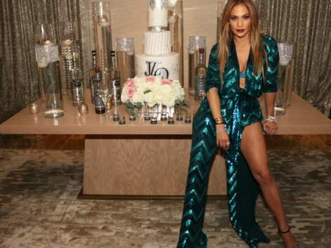 Jennifer Lopez ultra sexy et bien entourée pour sa soirée d’anniversaire (digne des Feux de l’Amour)