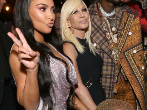 VOICI - Kim Kardashian frôle l’accident de téton, le look étrange de Paris Jackson au défilé Versace