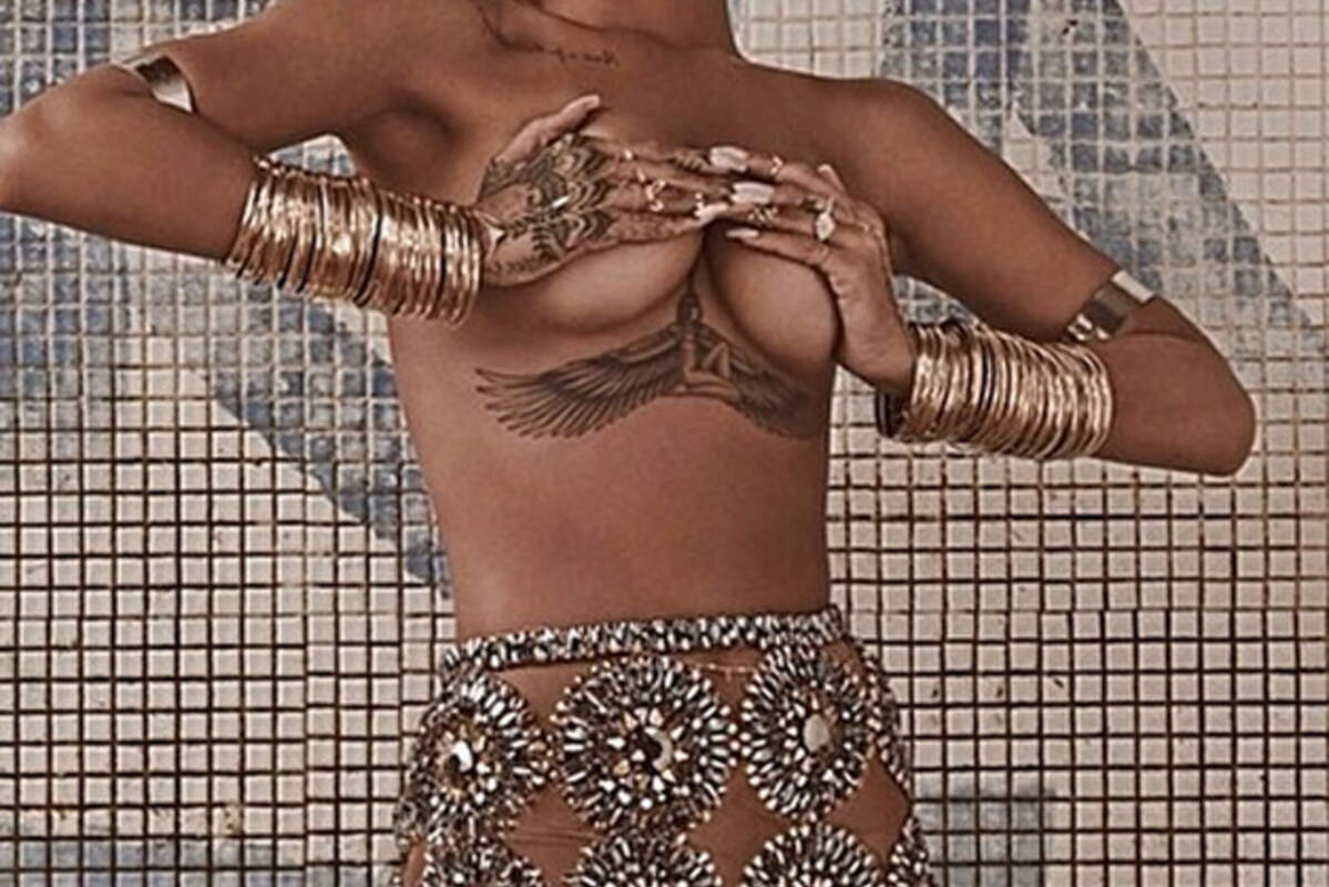 Hot sexy naked rihanna